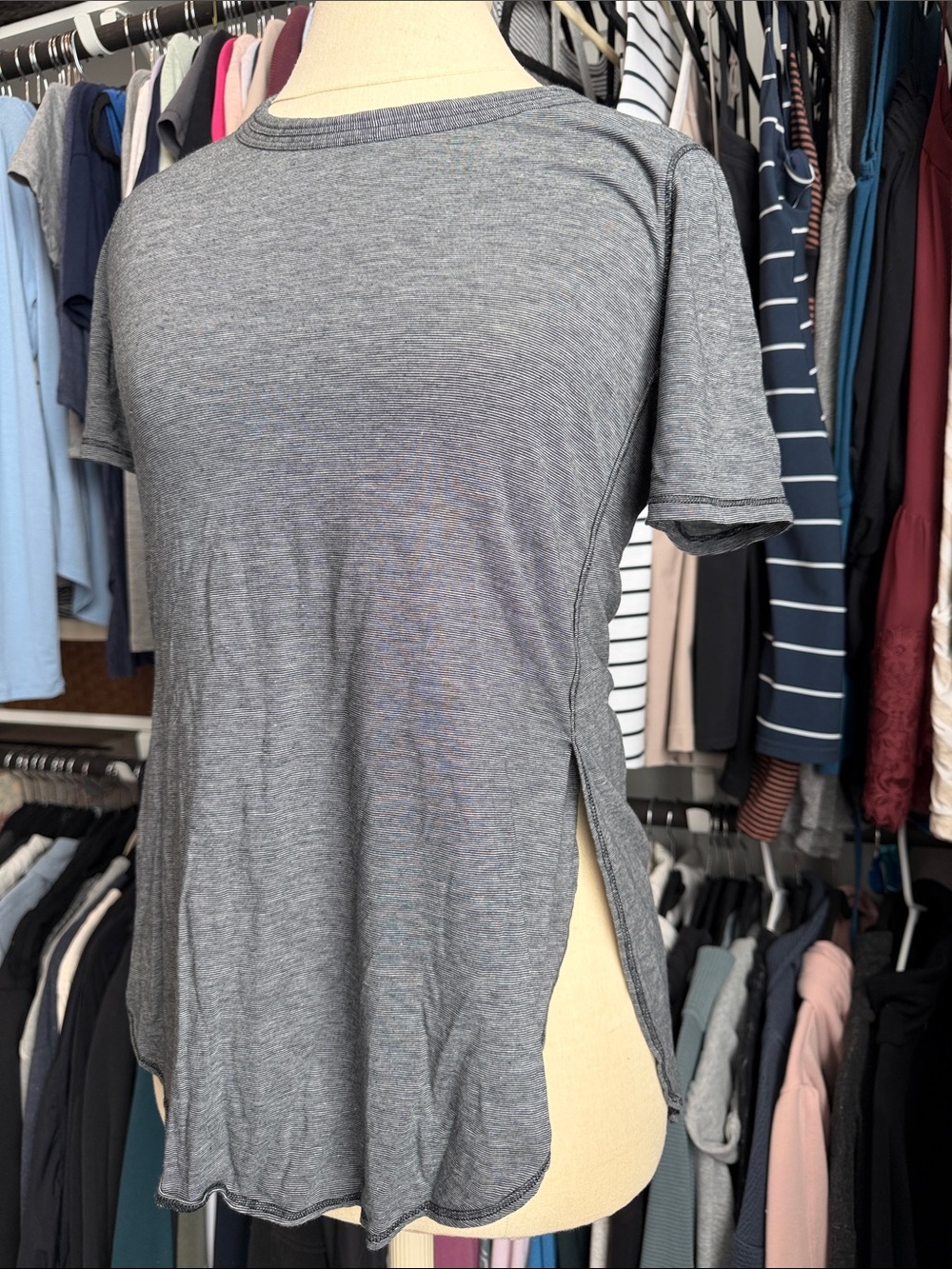 Lululemon Om Tee - Heathered Grey & White Micro Stripe ✨